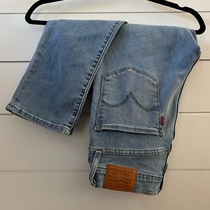 Levi’s 724 straight leg, high rise jeans. W26 L30